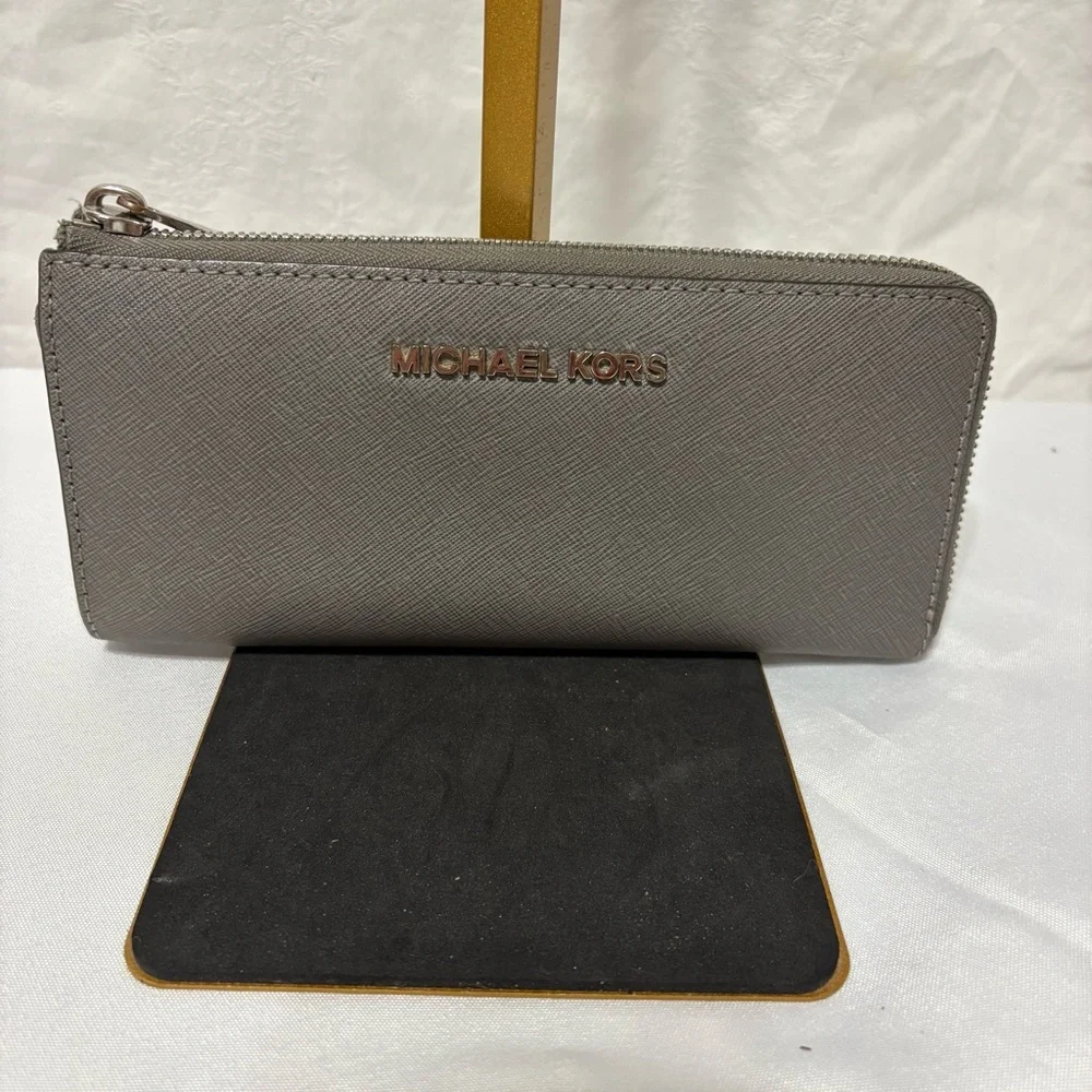 Michael Kors Jet Set Travel continental wallet in grey saffiano leather. - Picture 2 of 10